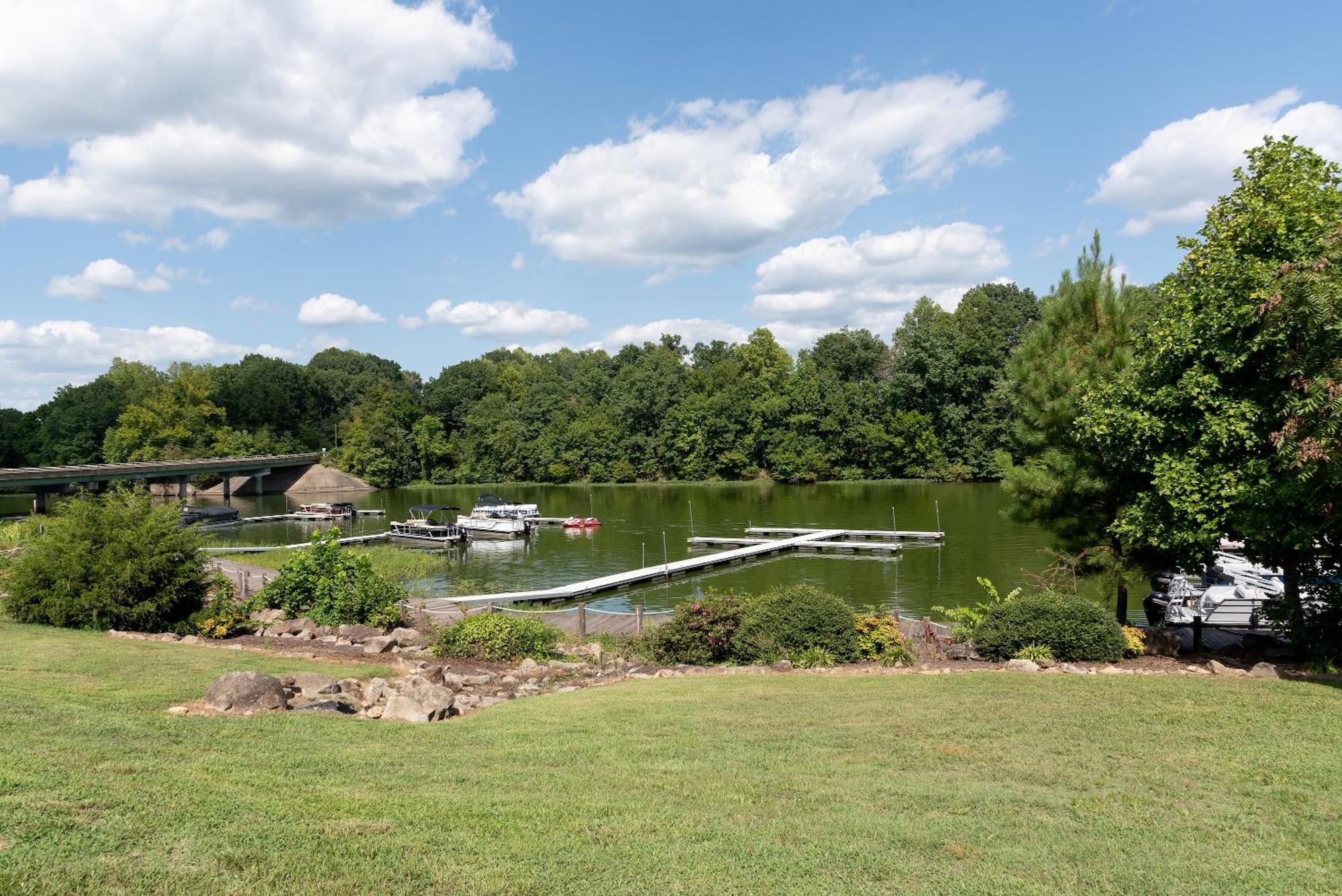 Boardwalk Hotel On Lake Anna By Kasa Mineral Esterno foto
